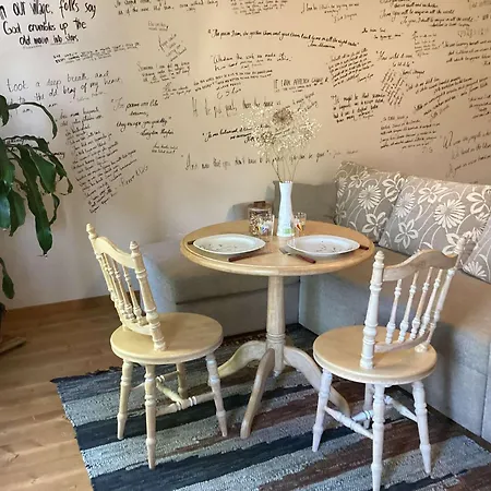 Hygge Home - Artistic Style Apartment With Free Parking Friday 7 Pm - Monday 8 Am *