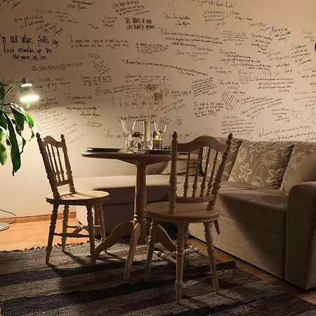 Apartment Hygge Home - Artistic Style Apartment With Free Parking Friday 7 Pm - Monday 8 Am