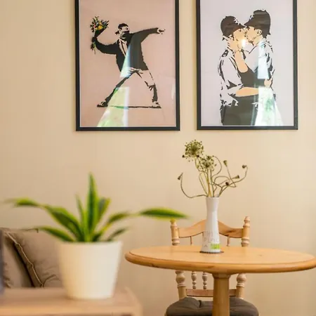 Hygge - Stylish Artistic With Free Weekend Parking Apartment